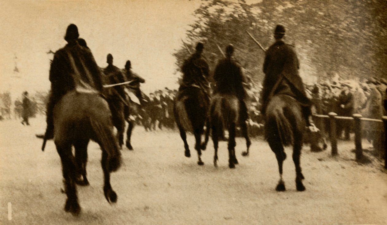 1932年，1933年，伦敦海德公园，骑乘警棍向示威者游行。 作者 不明