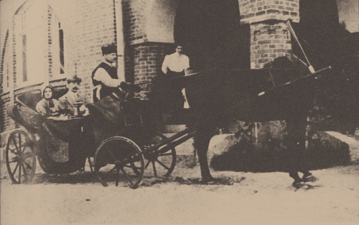 Moura Budberg和她的第一任丈夫von Benckendorf在爱沙尼亚庄园的马车上，1912年 作者 不明