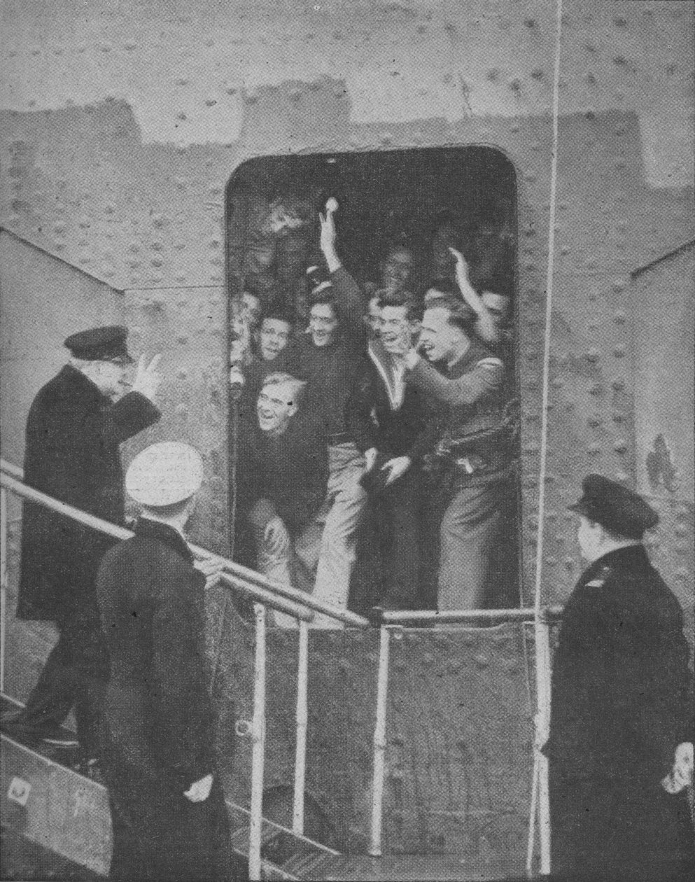 丘吉尔先生（1943年至1944年）将V形标志交给欢呼的船员 作者 不明