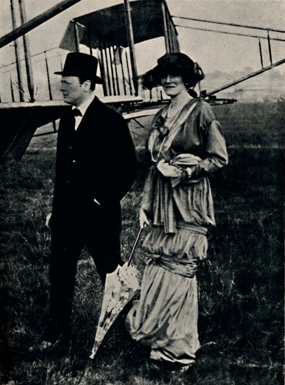 丘吉尔夫妇（Churchill），大约在1910年代在亨登举行的一次航空会议上。 作者 不明