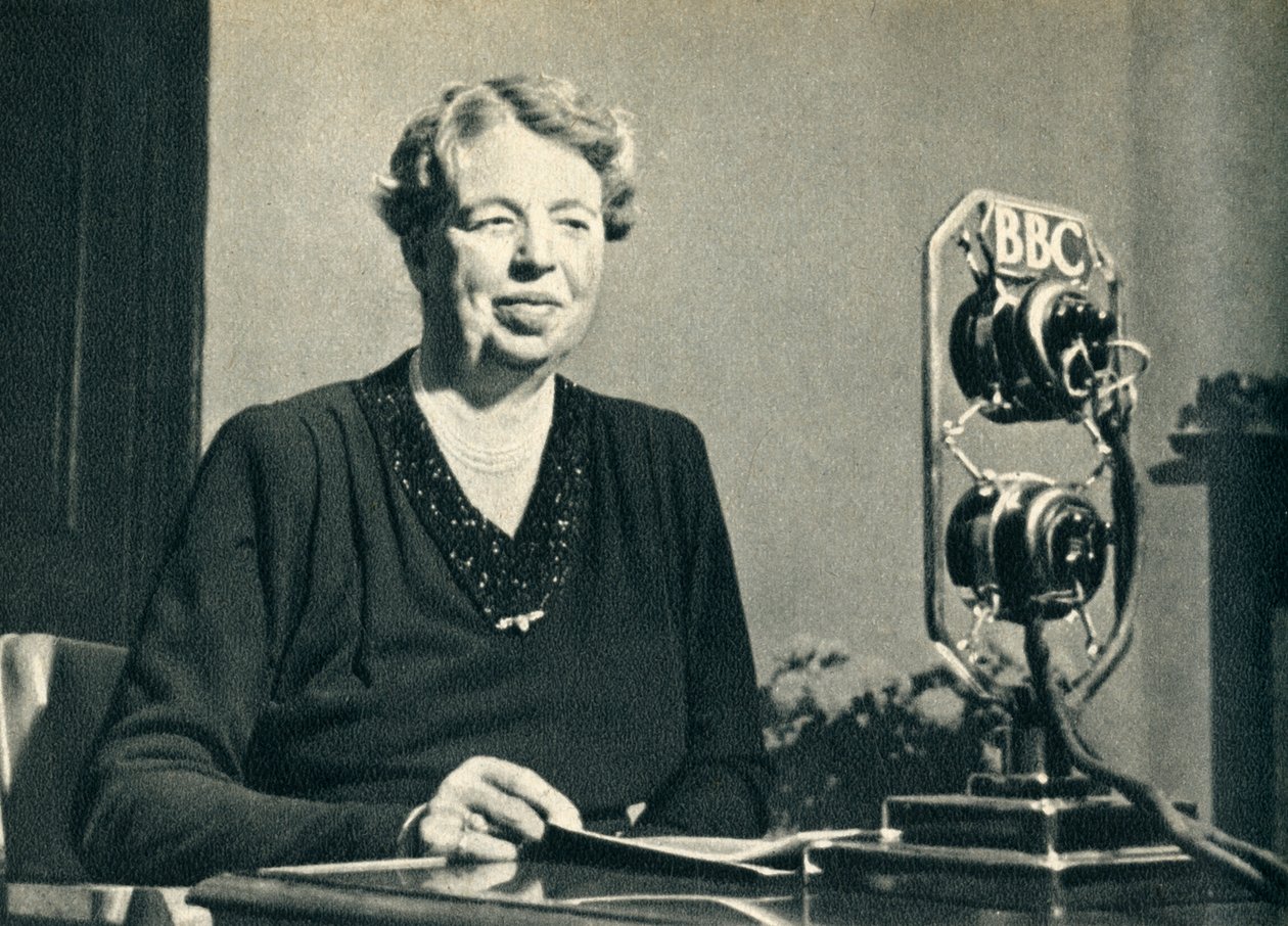 罗斯福夫人亲自去看1942年战争中的英国妇女。 作者 不明