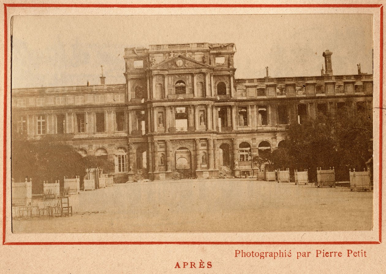 巴黎市政府（1871 年）：1871 年 5 月火灾后巴黎杜乐丽宫的景色。Pierre Pepetit 的照片。 打印在纸板上，昏暗。 9x5,4 厘米 作者 不明