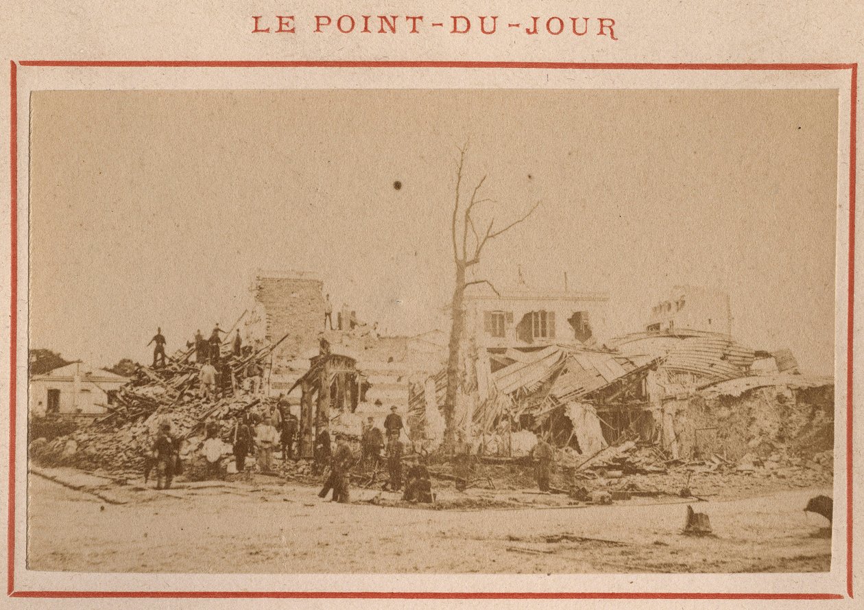 巴黎市政府（1871 年）：1871 年 5 月在巴黎的 Point-du-Jour 区看到的废墟。Pierre Pepetit 的照片。 打印在纸板上，昏暗。 9x5,4 厘米 作者 不明