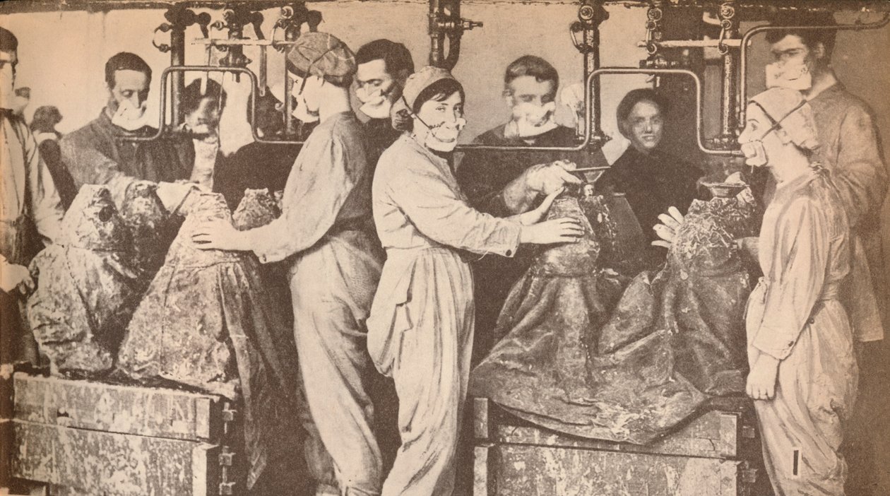装满三硝基甲苯TNT的弹药工人戴着防毒面具，c1916，19 作者 不明