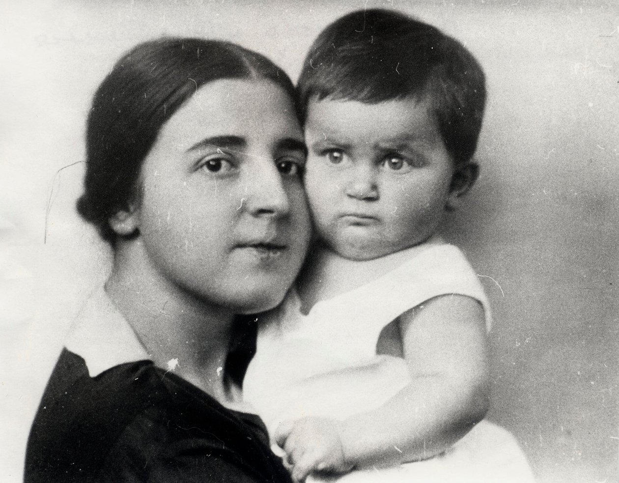 约瑟夫·斯大林的第二任妻子Nadezhda Alliluyeva和他们的女儿Svetlana Alliluyeva，1927年 作者 不明