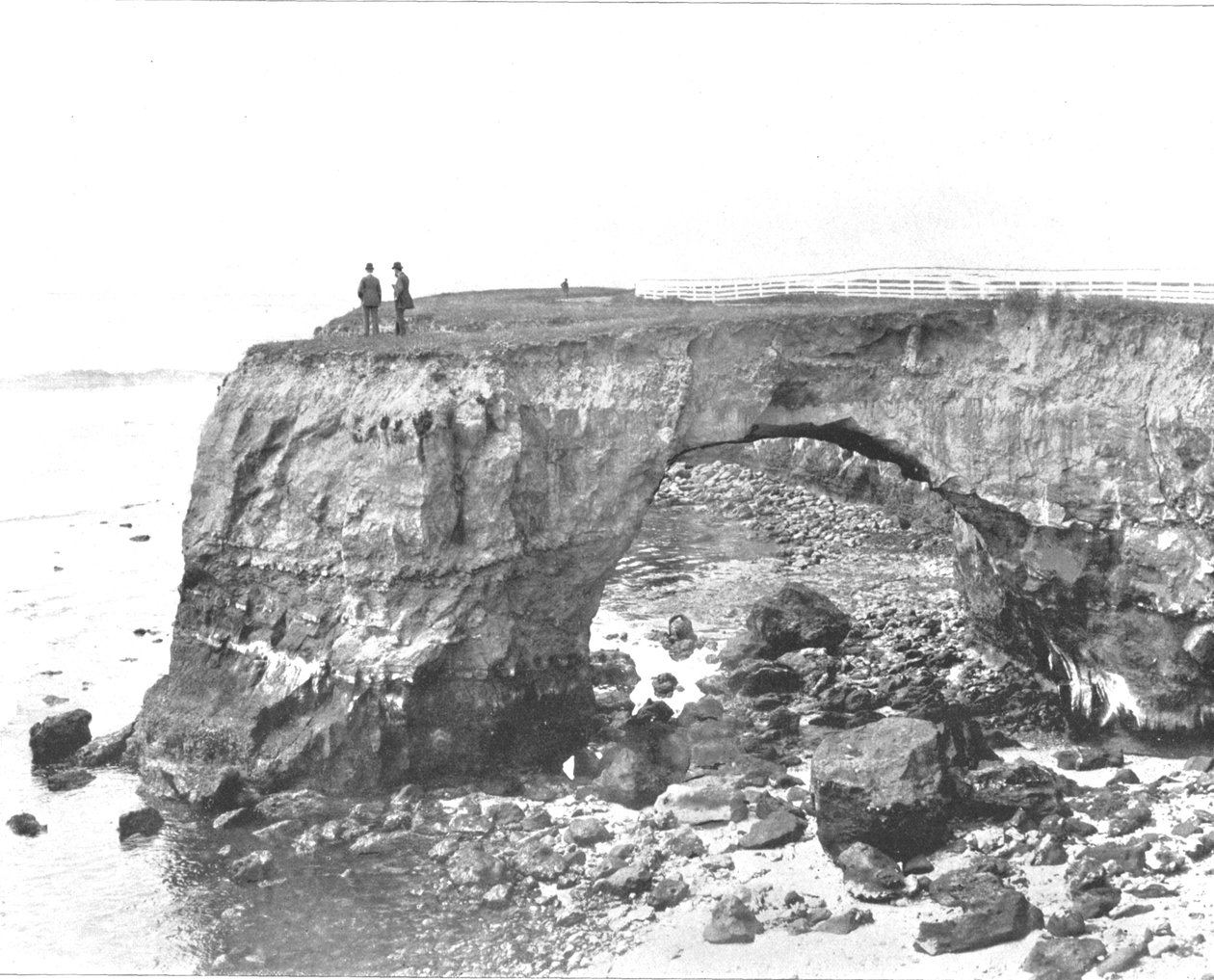 在海岸的自然桥梁在圣克鲁斯，加利福尼亚，美国，c1900附近。 作者 不明