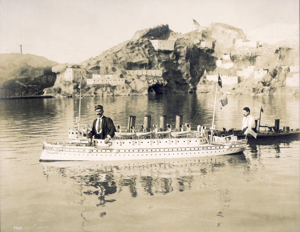 在派克的海军表演。两艘战舰和它们的操作员。1904年世界博览会 作者 不明