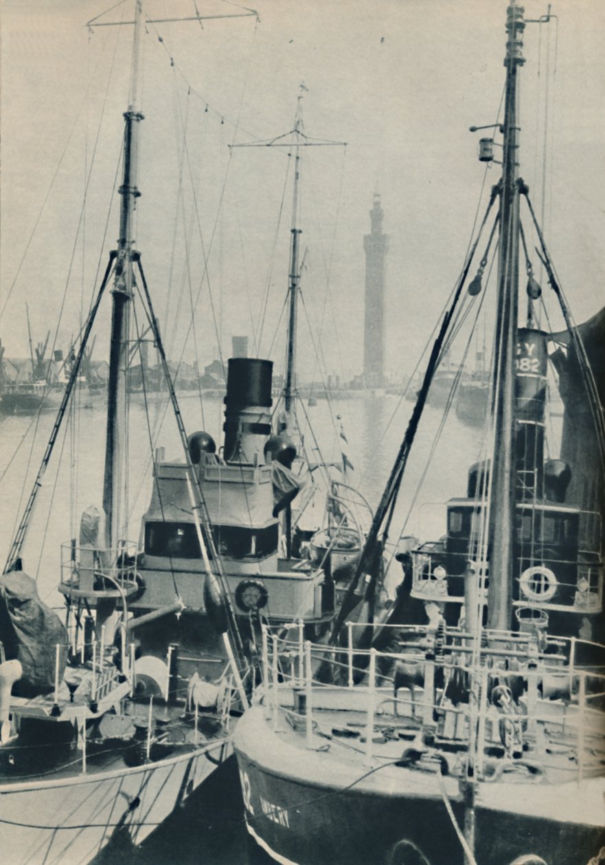 海军拖网渔船，HMS Liffy和格里姆斯比码头的格里姆斯比渔船，1937年 作者 不明
