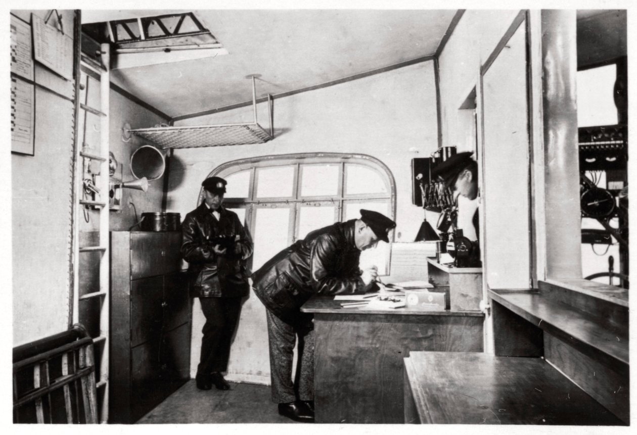 Zeppelin LZ 127 Graf Zeppelin导航室，1933年 作者 不明