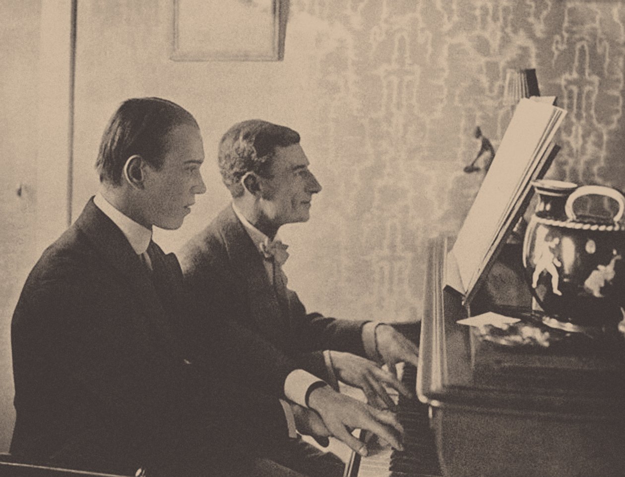 Nijinsky和Maurice Ravel在钢琴上演奏达芙妮和克洛伊的乐谱，1912年 作者 不明