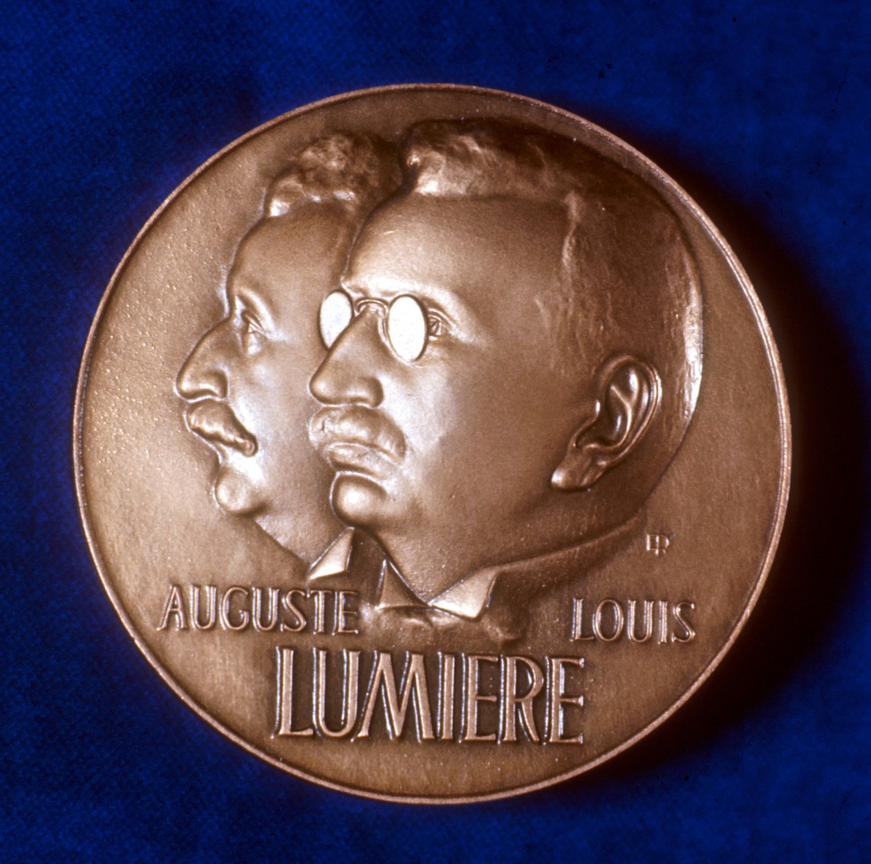 纪念卢米埃尔兄弟（Lumiere brothers）摄影50年的奖牌正面 作者 不明