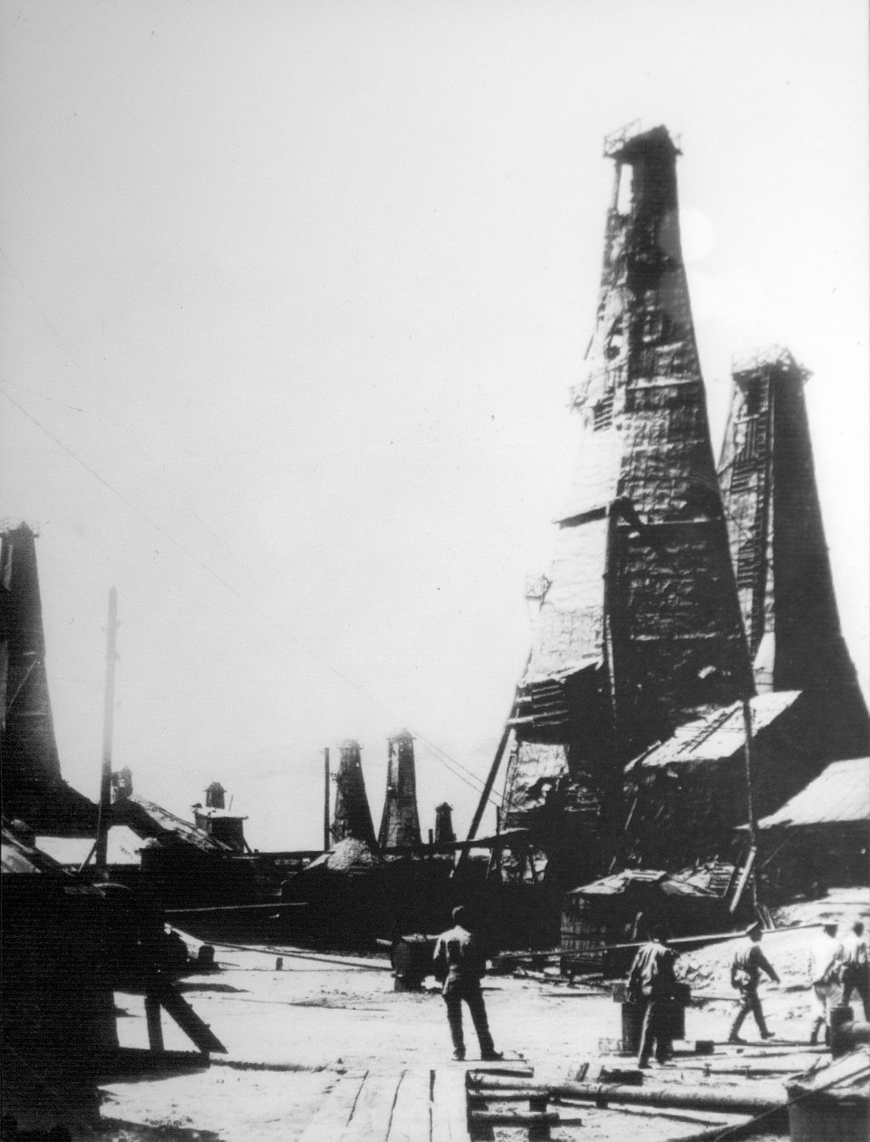 俄罗斯巴库（c1903-c1906）的石油开采。 作者 不明