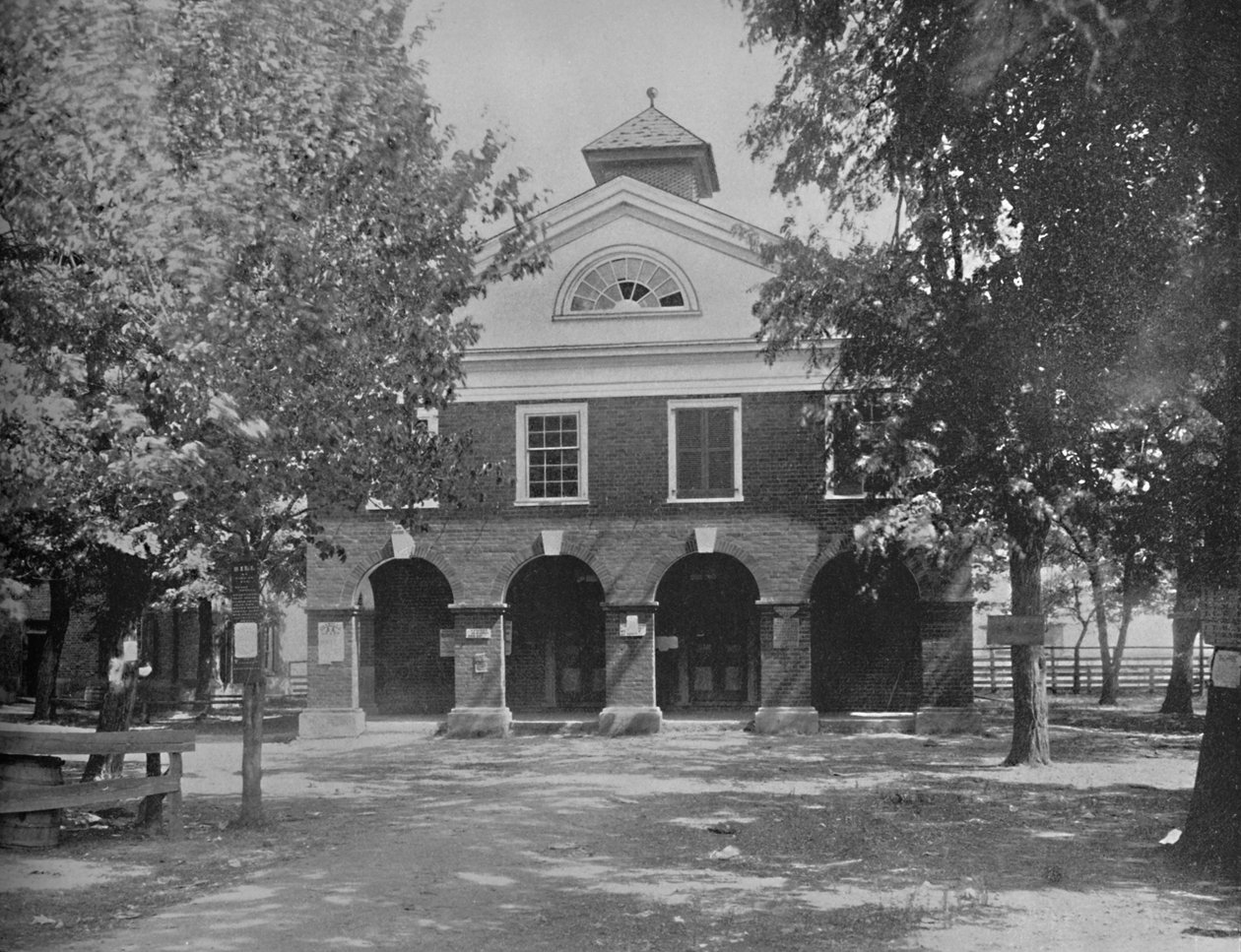 弗吉尼亚州鲍灵格林（Bowling Green）的旧法院大楼，建于1897年。 作者 不明