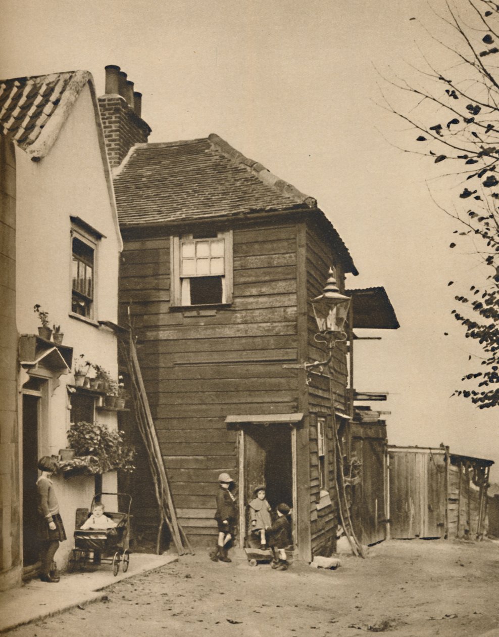 海格特的老房子从门口的村民们观看教练通行证，摄于1935年。 作者 不明