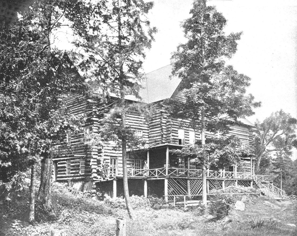 老原木小屋，普莱西德湖，阿地伦达山脉，纽约州，美国，c1900。 作者 不明
