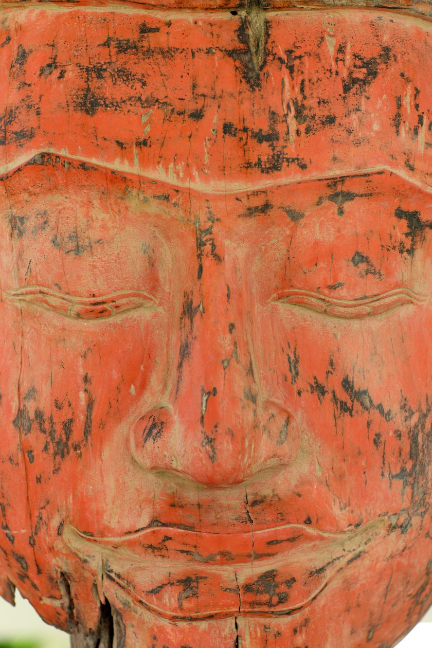 Old wooden Buddha. Offerings at Wat Phnom temple. Siem Reap Cambodia 作者 不明