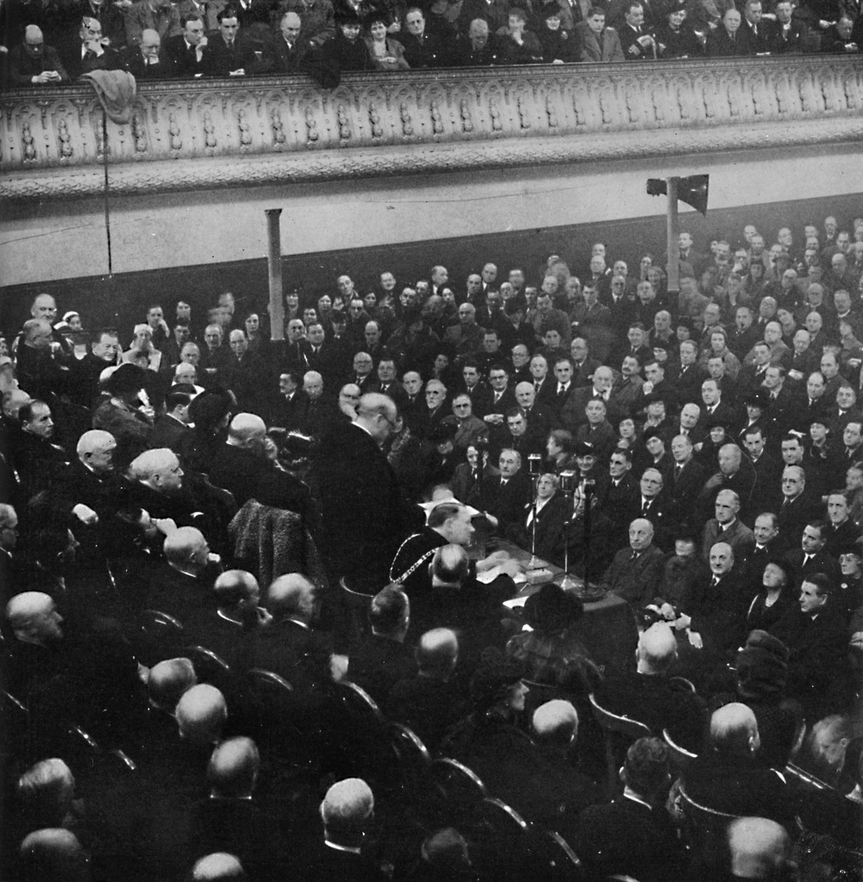 1月27日，丘吉尔先生于1945年在1913年，曼彻斯特的自由贸易大厅向听众讲话 作者 不明