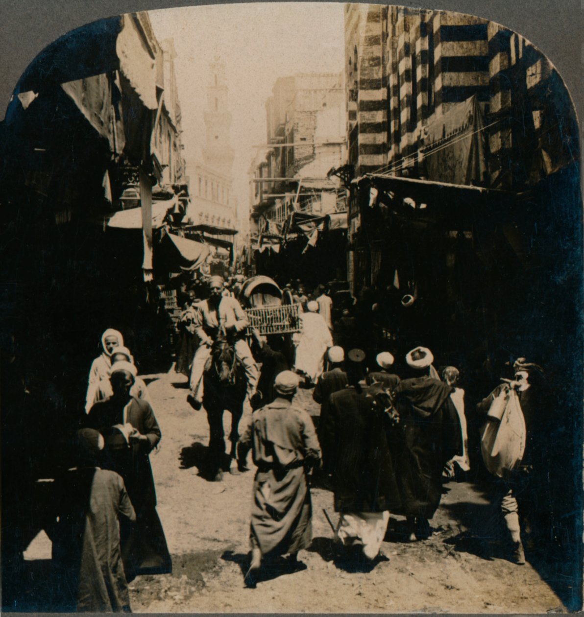 1903年在埃及开罗阿拉伯集市区狭窄的街道El Choir上 作者 不明