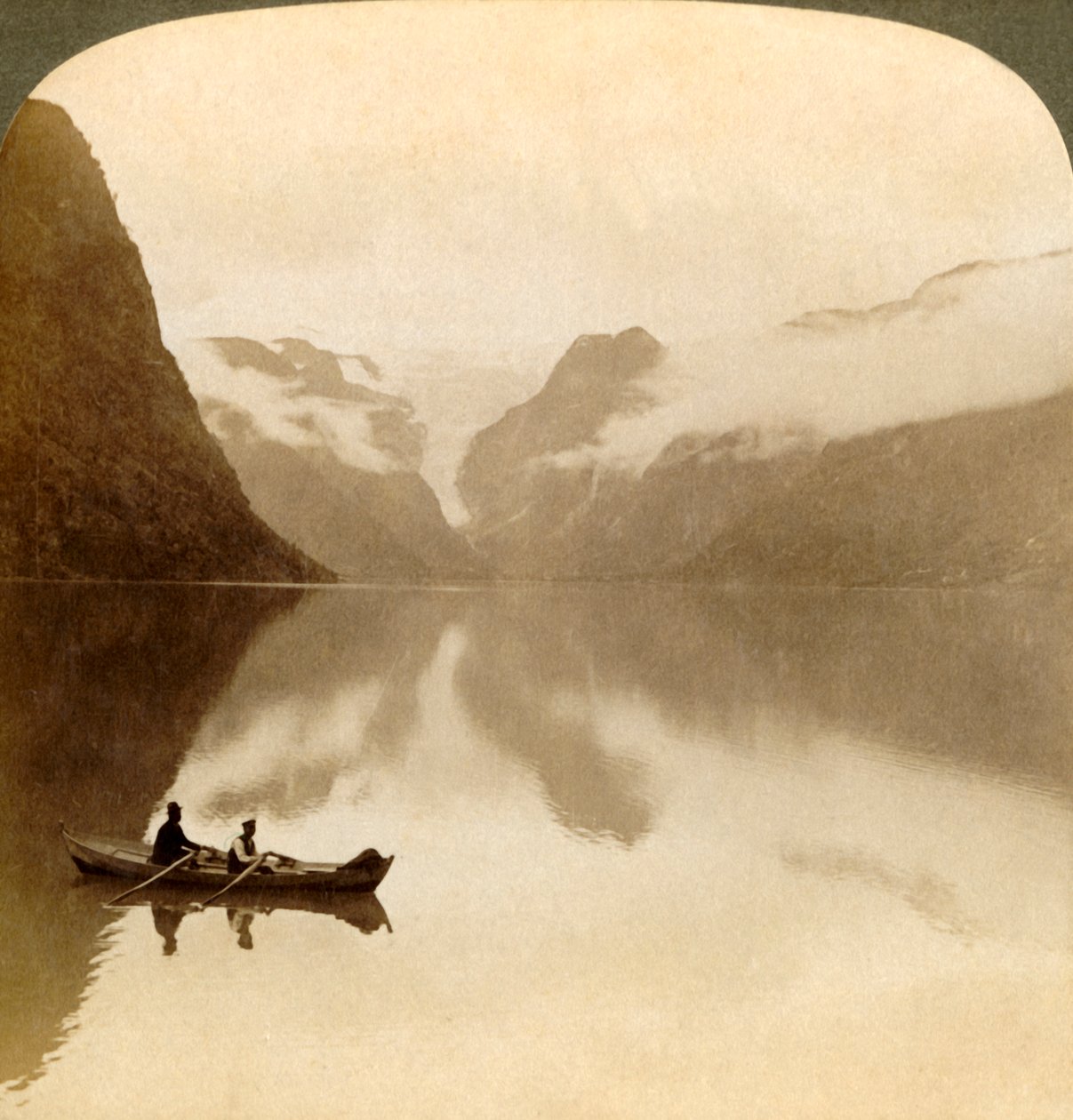 1905年，在阴云密布的群山之间，在阴沉的奥尔登湖上，通往挪威的梅尔科沃德冰川。 作者 不明