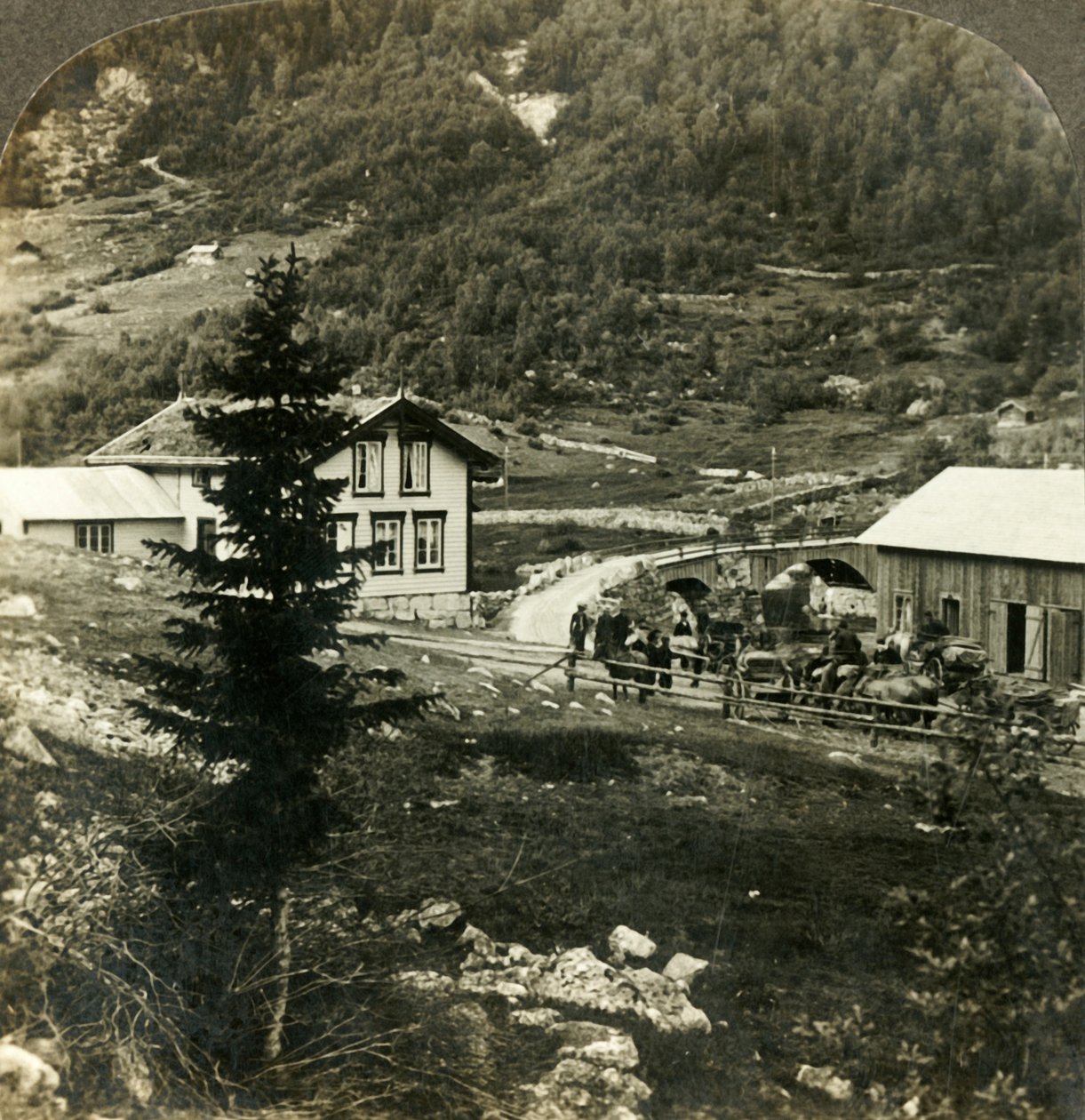在风景如画的Telemarken路上-挪威Grundesbro skyds站的换马匹，约摄于1905年。 作者 不明