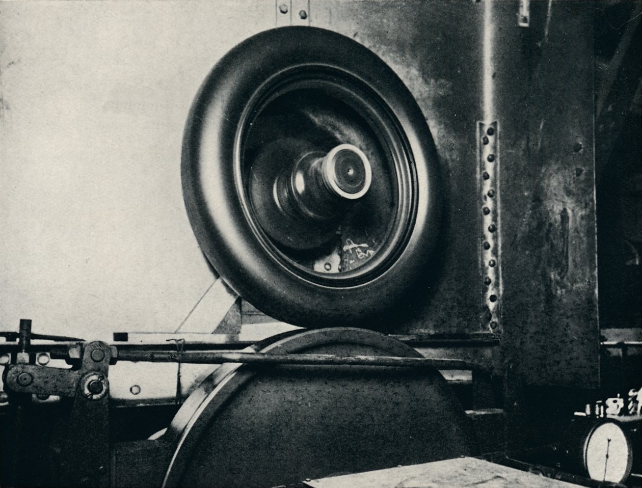 Malcolm Campbells爵士的一个轮胎以300 mph的速度行驶，1937年 作者 不明