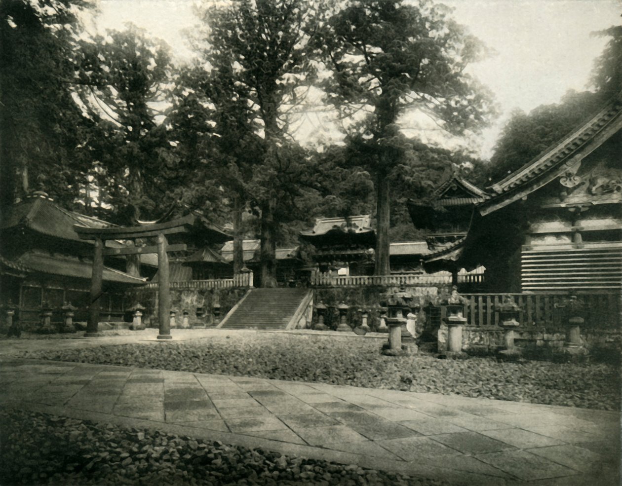 1936年，日本日光的众多神庙之一，朝圣地。 作者 不明