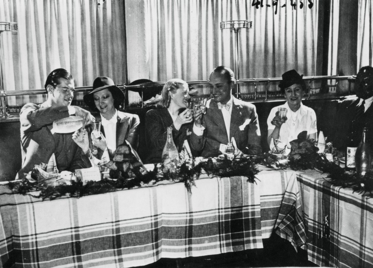 1941年9月，巴黎著名的法国歌手开设了一家餐厅 作者 不明