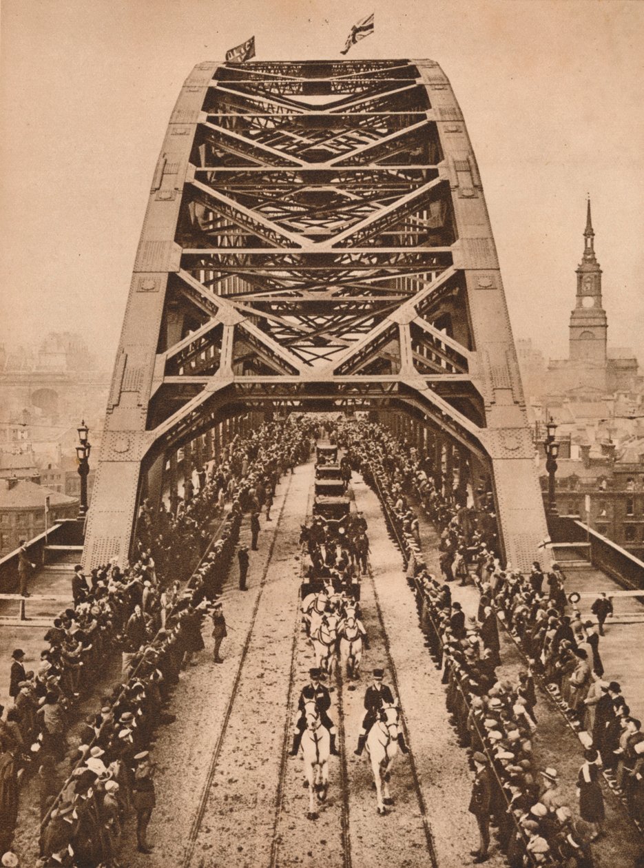 1928年10月10日，泰恩河畔纽卡斯尔由新国王乔治五世启用新的泰恩桥 作者 不明
