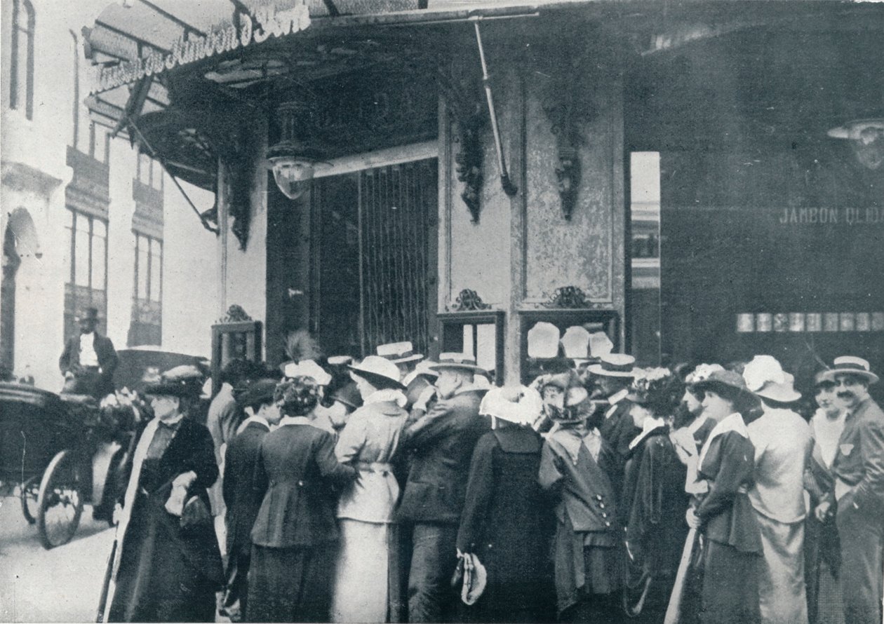 1914年，当担心城市被围困时，其中一家巴黎食品店外 作者 不明