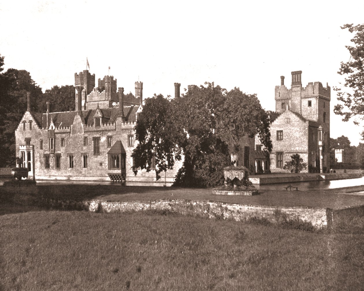 诺福克郡Oxburgh Hall，1894年。 作者 不明