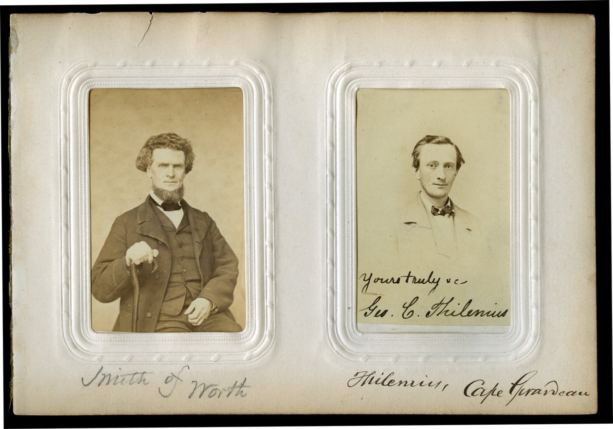 专辑的第15页，上半身是Eli Smith（左），半身是George C. Thilenius（右）。沃思·史密斯和蒂勒纽斯，吉拉多角（写在相册页面上）。史密斯（Smith）是沃思县（Worth County）的代表（参议院第12届 作者 不明