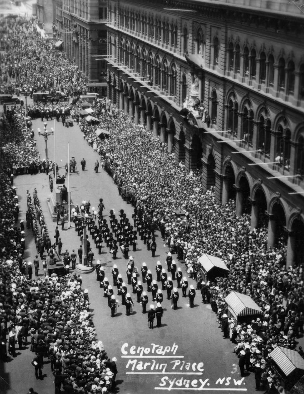 1945年或1946年在新南威尔士州悉尼马丁广场的纪念碑游行 作者 不明
