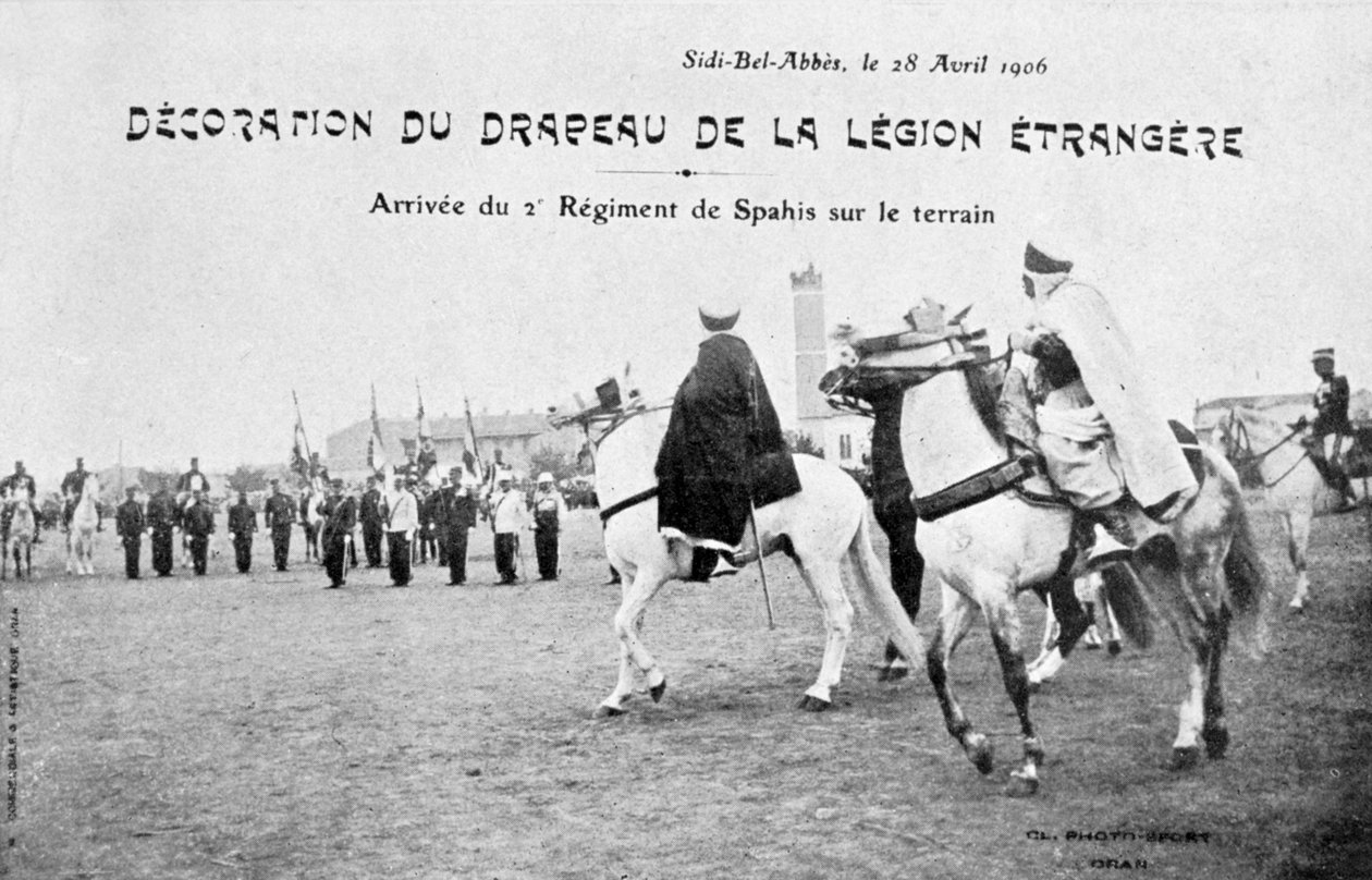 1906年4月28日，阿尔及利亚西迪·贝尔·阿贝斯（Sidi Bel Abbes）法国外籍兵团的国旗游行 作者 不明