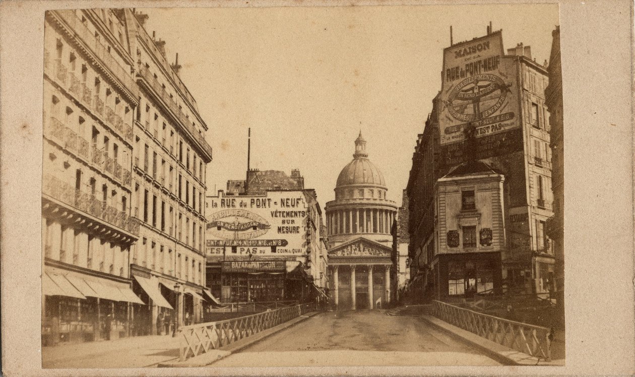 Paris Commune (1871): view of the Pantheon and rue Soufflot (large billboards promote the Maison de la rue du Pont Neuf). Anonymous photography. Print on cardboard Dim. 10x6 cm 作者 不明