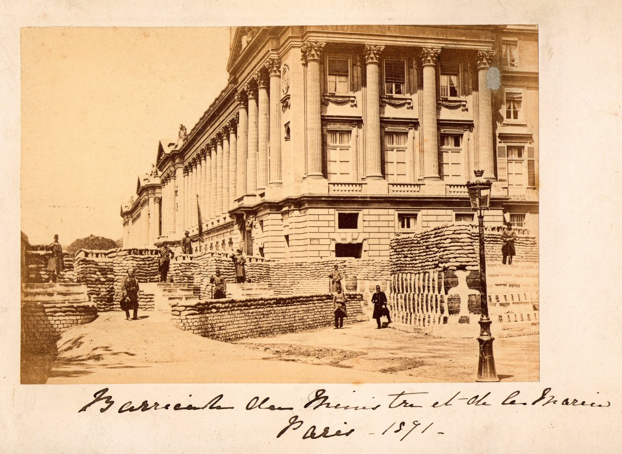 Paris Commune (1871): view of the barricade of Place de la Concorde in front of the Ministry of Marine (Hotel de la Marine or also Hotel du Garde Meuble) in Paris. Anonymous photography. Print on cardboard Dim. 22x14 cm 作者 不明