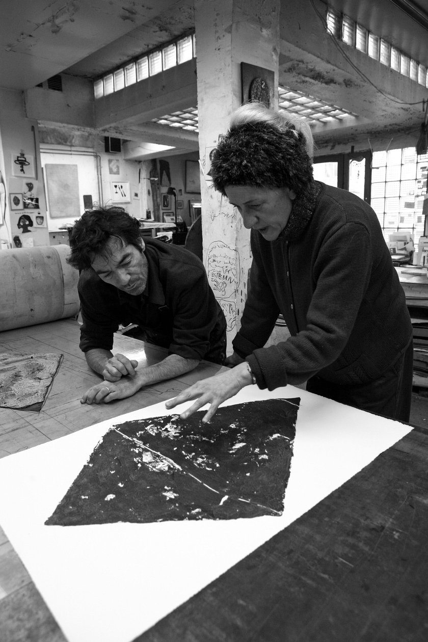 Pascal Gauvard，Pasnic 雕刻工作室的联合创始人，Annie-Paule Thorel，法国画家。 印刷品分析。 2009 年在巴黎的 Pasnic 雕刻工作室。 作者 不明