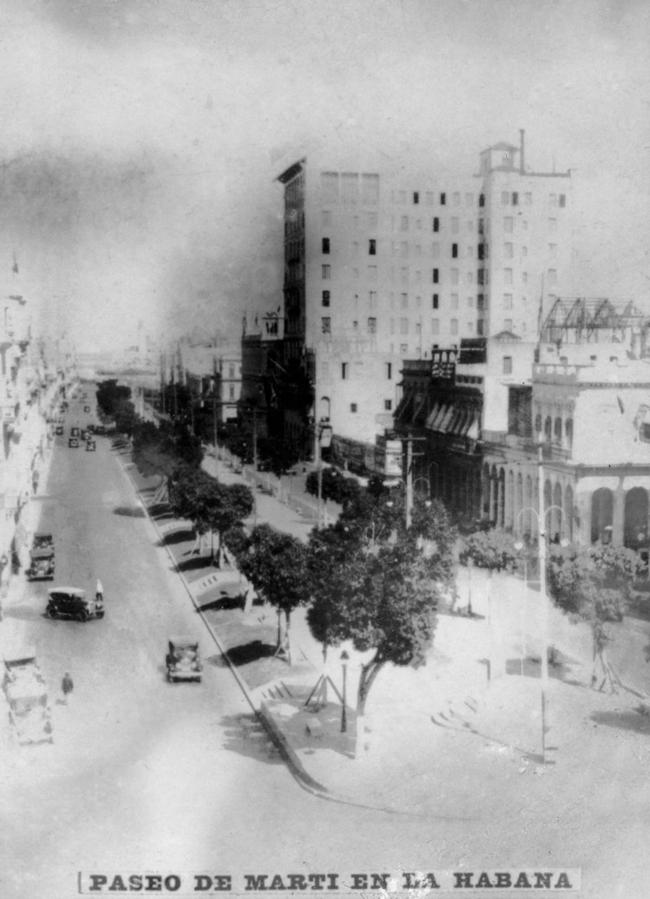 玛蒂（Marti）在哈瓦那漫步，1920年代 作者 不明