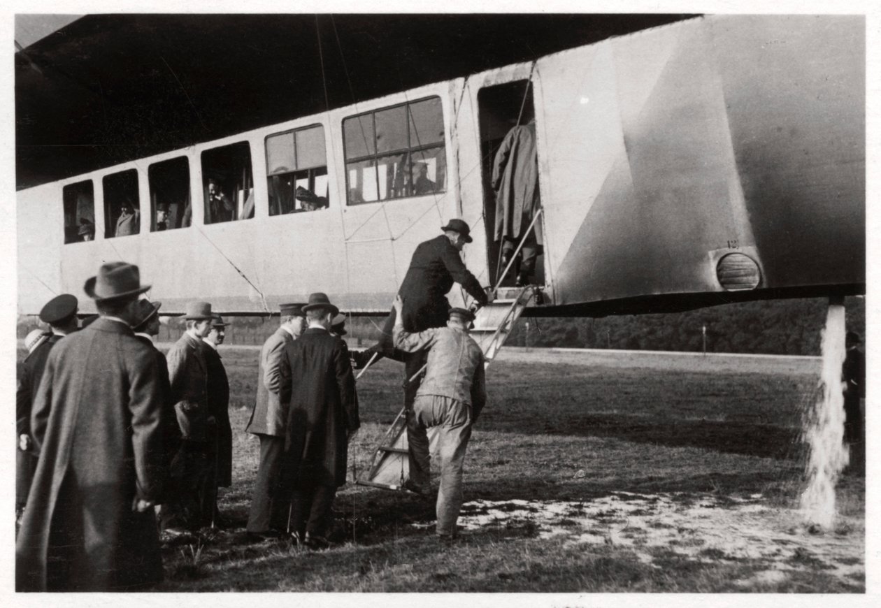 登上齐柏林飞艇LZ 11的乘客维多利亚·路易丝（Viktoria Luise），c1912-1914 1933年 作者 不明