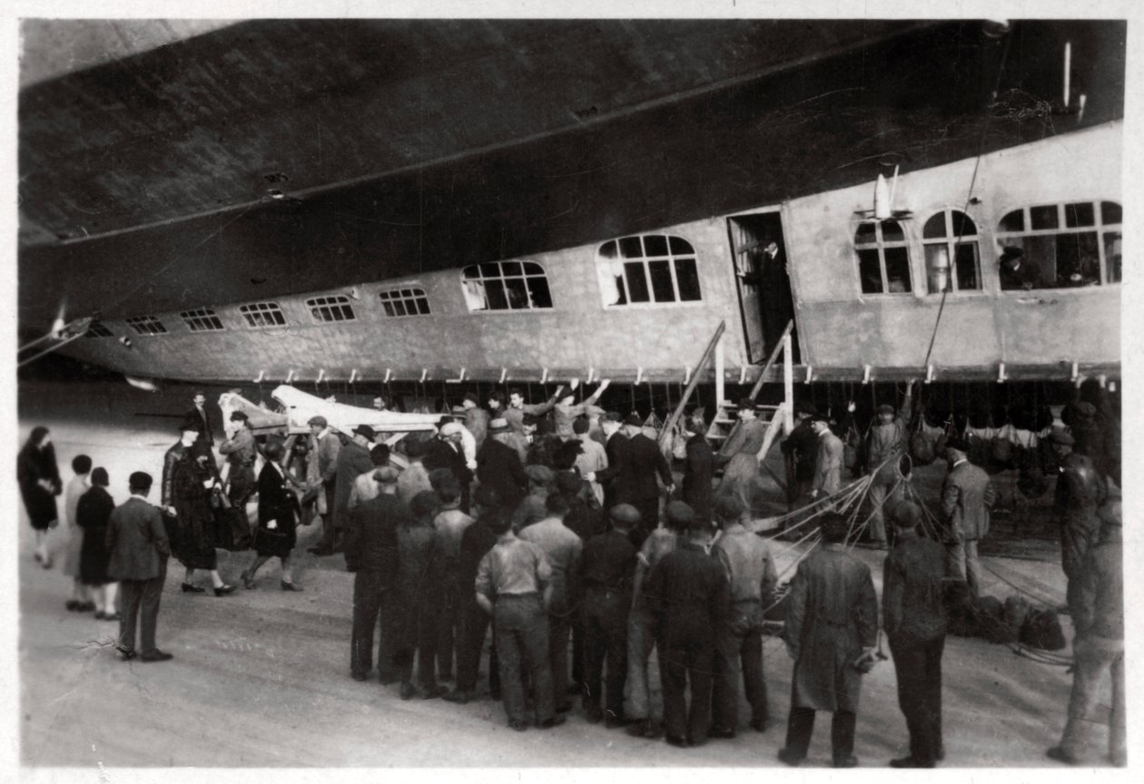 登上齐柏林飞艇LZ 127齐柏林飞艇的乘客，1933年 作者 不明