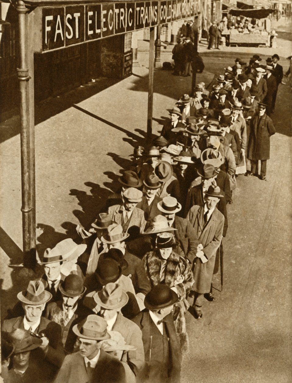 1919年，在铁路罢工期间，等待在伦敦金鹰路车站的乘客，1935年。 作者 不明