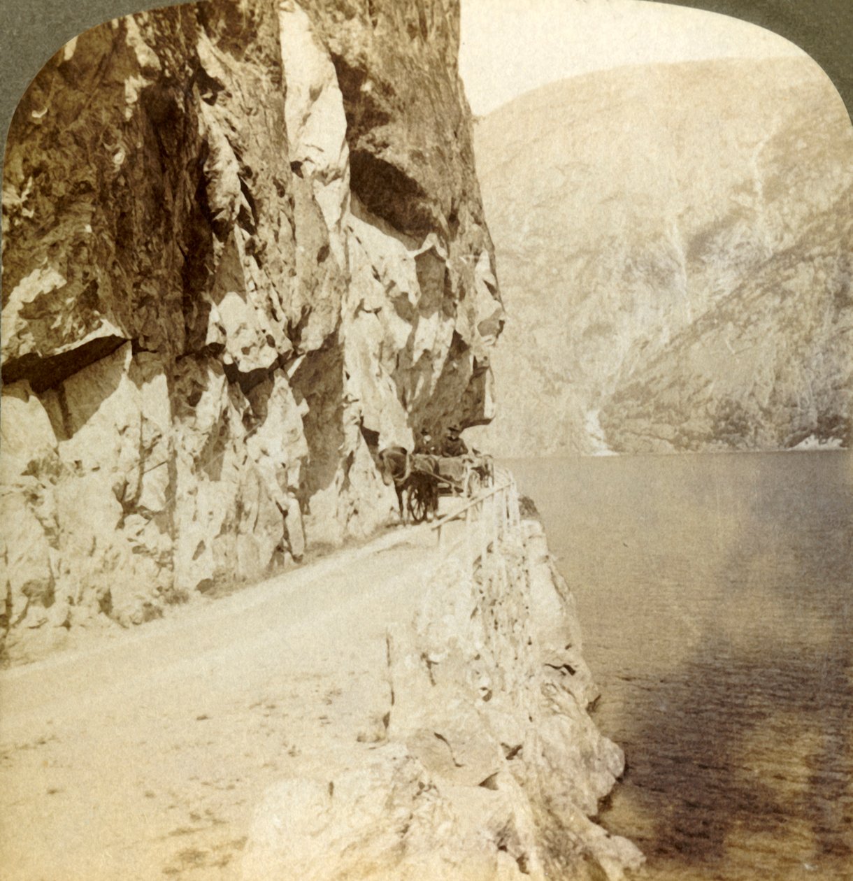 道路从高耸的悬崖上冲了出来，在挪威Oifjords湖附近的一条道路上，1905年。 作者 不明
