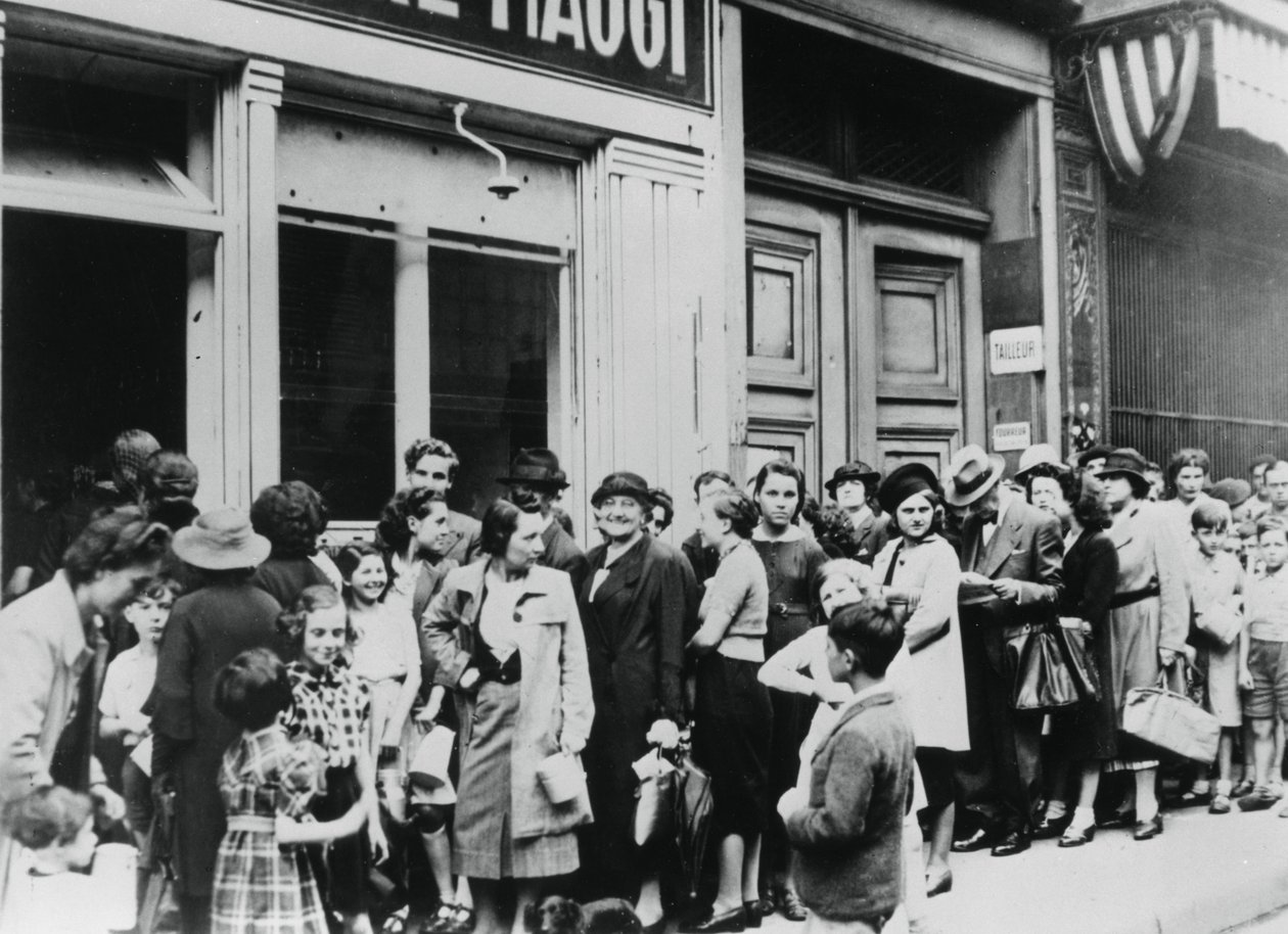 1940年7月26日，人们在德国占领的巴黎的一家奶制品店外面排队 作者 不明