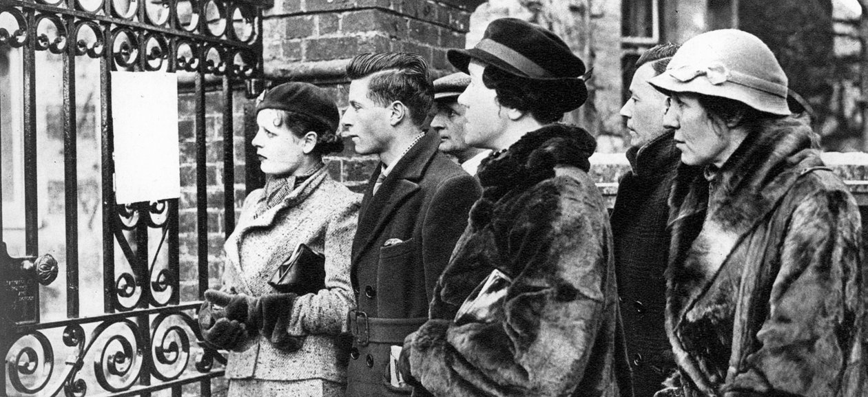 1935年，人们在阅读乔治国王诉上一次疾病的公告 作者 不明