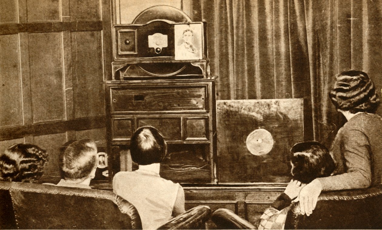 人们在观看早期的电视广播，摄于1930年，1933年。 作者 不明