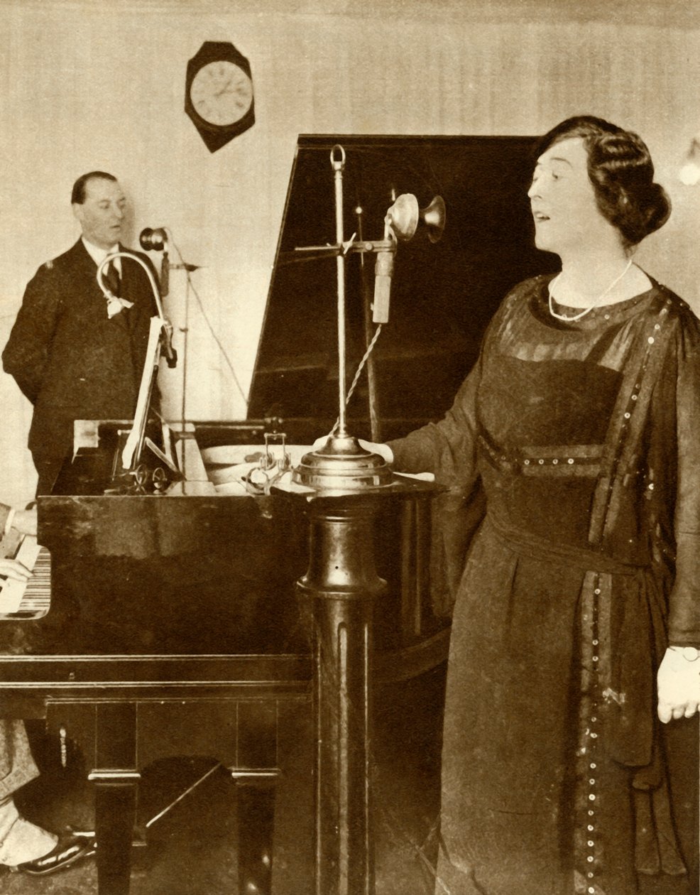表演者在1923年和1935年在伦敦萨沃伊山（Savoy Hill）2LO的一个录音棚中演唱二重奏。 作者 不明