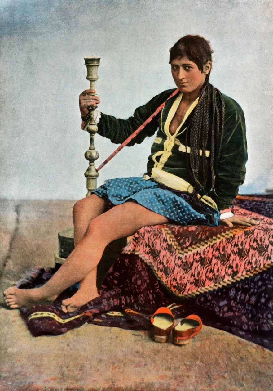 Persane Fumant Le Kalgan，1900年在卡尔甘吸烟的波斯女性。 作者 不明