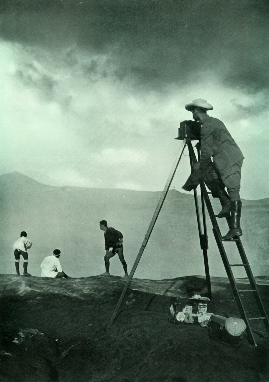 摄于1910年在阿苏山的陨石坑里拍摄的照片。 作者 不明