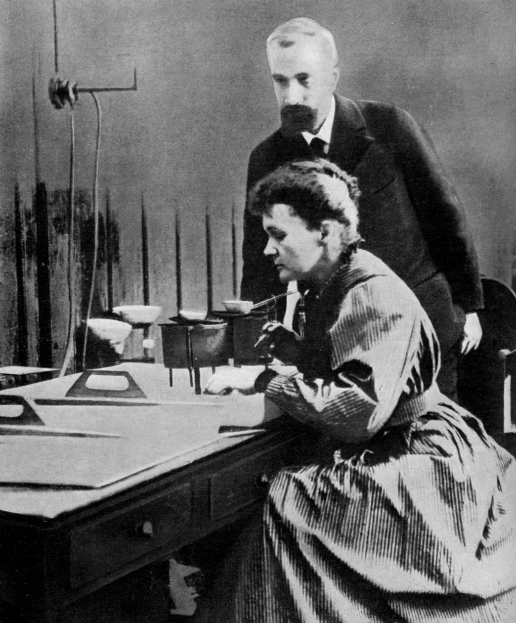 皮埃尔（Pierre）和居里（Marie Curie）在他们的实验室中，1898年，1951年 作者 不明