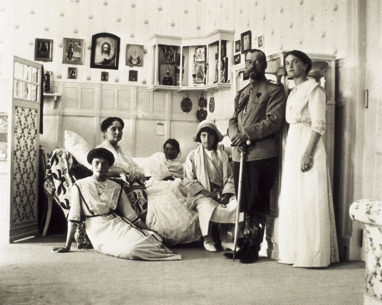 Portrait of Tsar Nicholas II (1868-1918) with his family, from left to right Tatiana, Alexandra (his wife), Anastasia, Maria, and Olga, c. 1910 (b/w photo) 作者 不明
