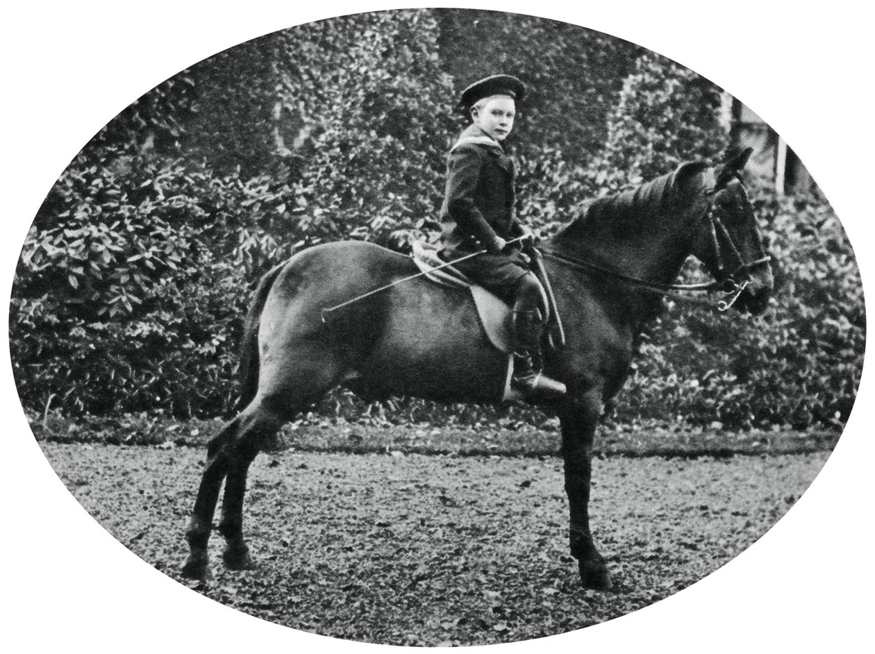六岁的阿尔伯特·温莎亲王，骑着马，1902年 作者 不明